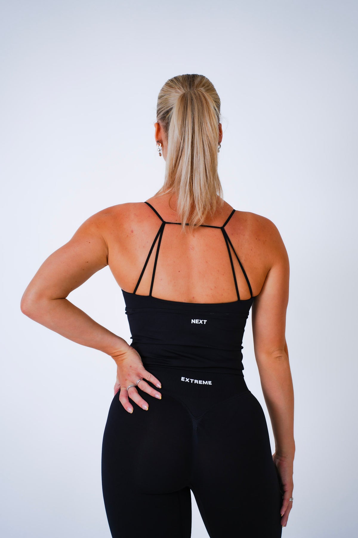 Twist Front Longline in Midnight Black, longline sporttop dames, productfoto 2
