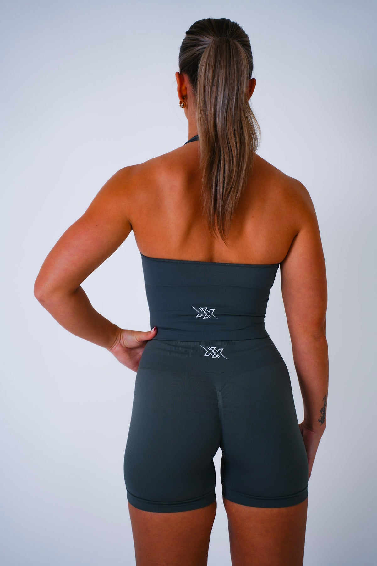 V-Top in Ash Grey, sporttop dames, productfoto 2