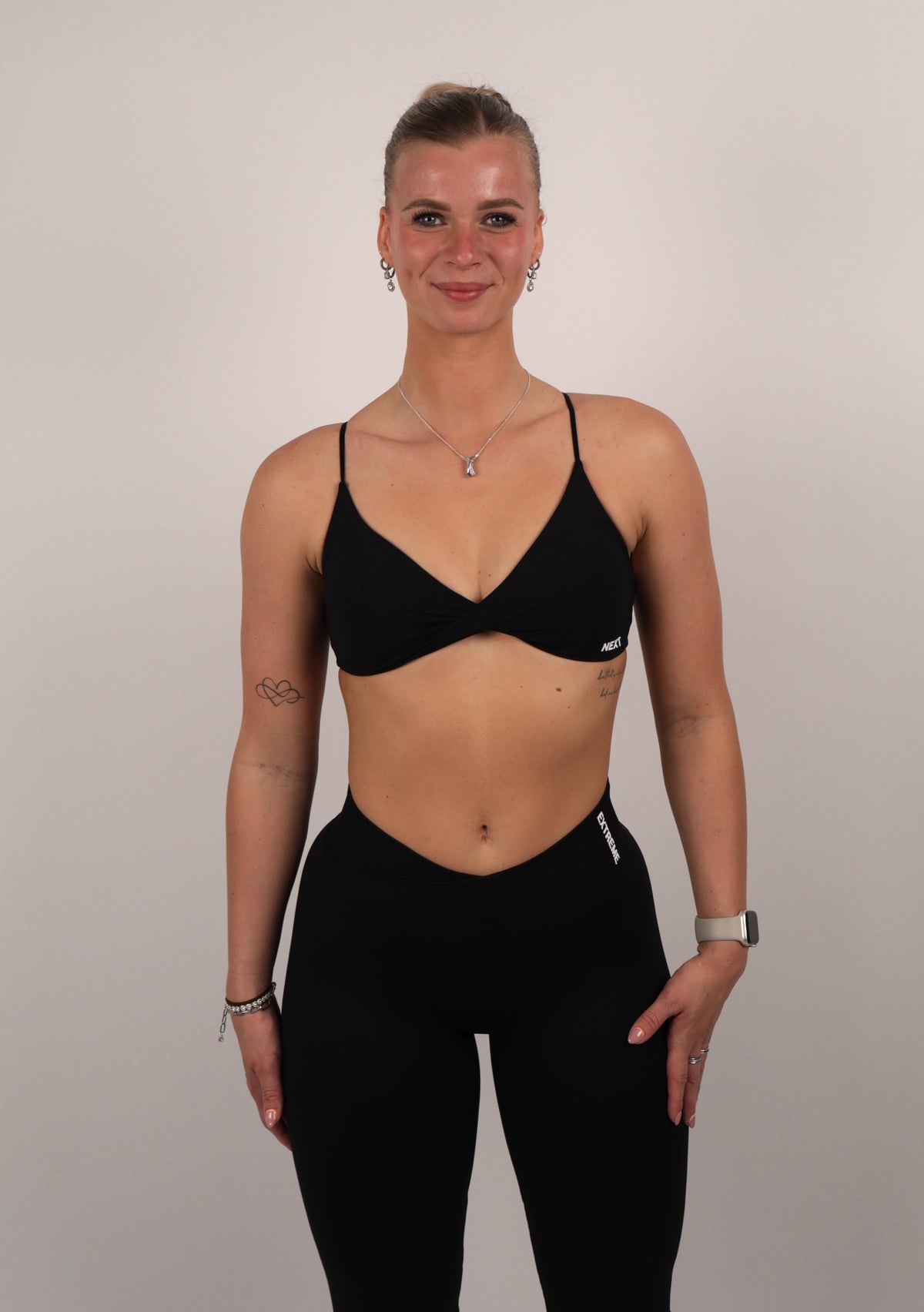 Twist Front Bra in Midnight Black, sport-bh dames, productfoto 2