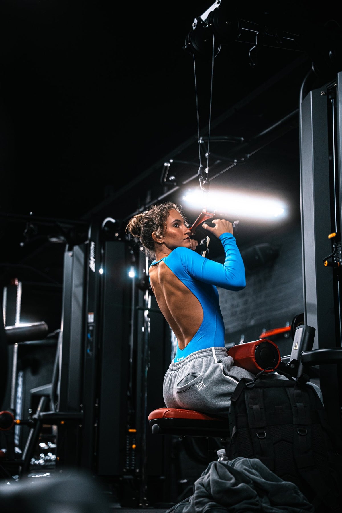 Atlete in de Long Sleeve One Piece Hyper Blue bij de lat pulldown