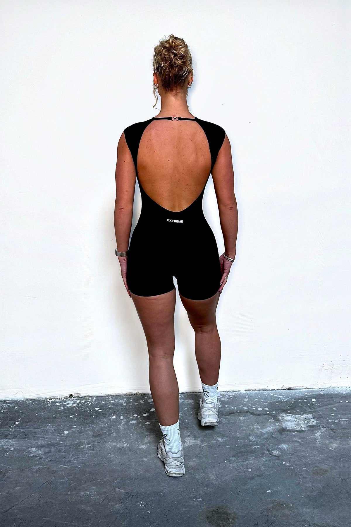 Sleeveless One Piece in Ultra Black, achterkant met open rug